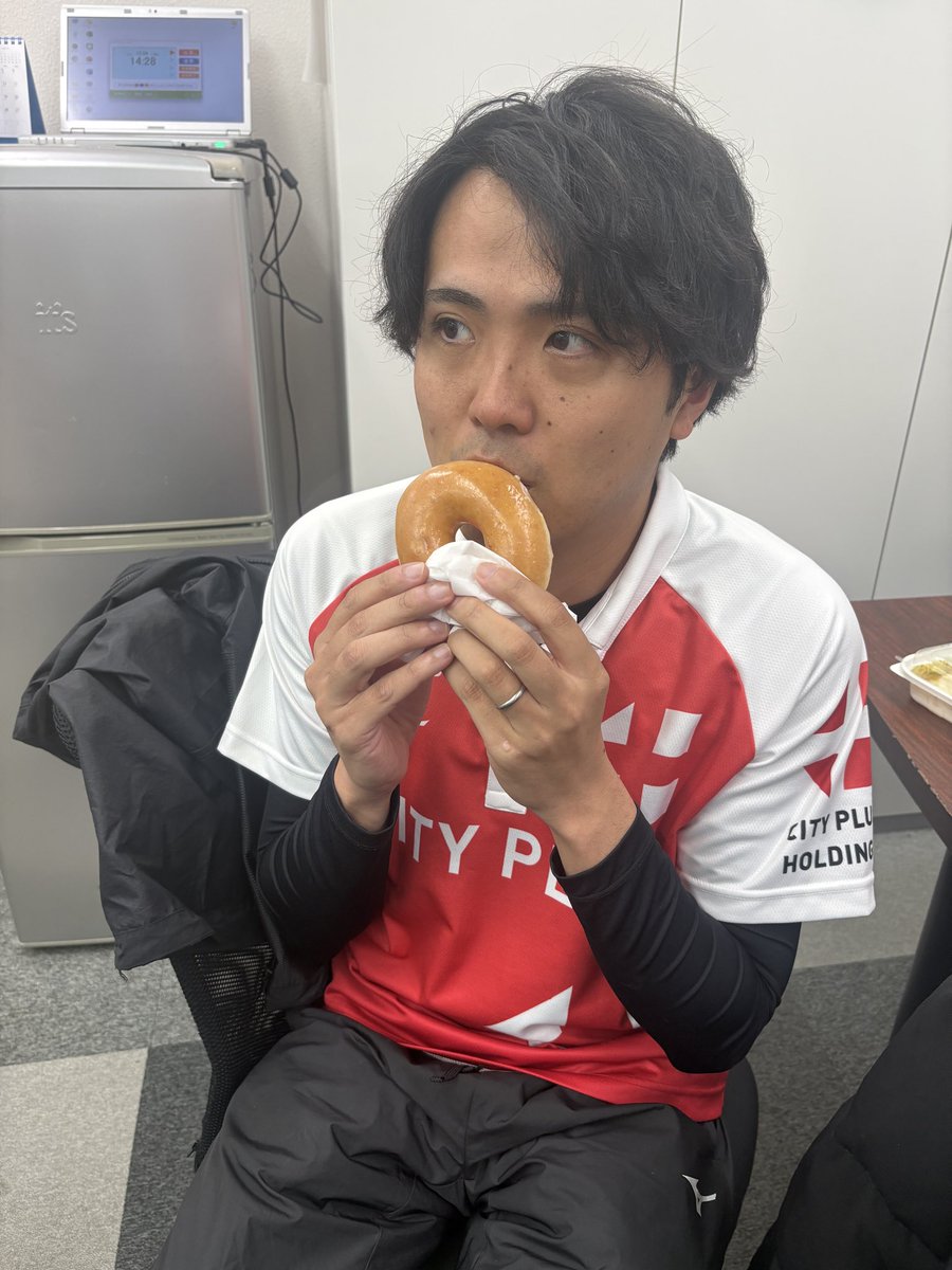 一方その頃永田監督は
呑気にドーナツを食べていた
あなたいつ出るの？