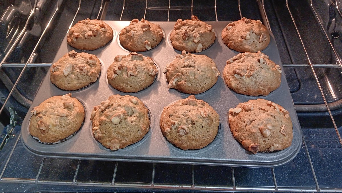 Ms_ValFrazier's tweet photo. My first time baking banana nut muffins from scratch.. I think I did pretty good. 😊👍🍌 #banananutmuffins https://t.co/IUCGX8ClAi