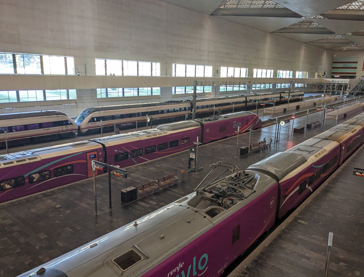 Unoscuantostre1's tweet photo. Cruces de AVLOs @TalgoGroup @Renfe en Zaragoza-Delicias. #tren #ferrocarril #Renfe #AVLO #Talgo #Zaragoza https://t.co/kSorOPUF5E