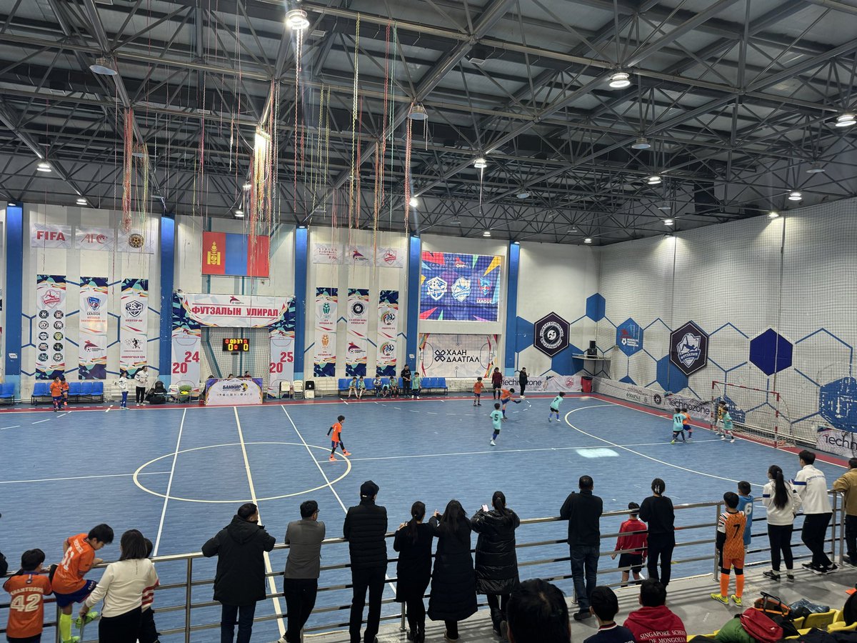 Нэг үеэ бодвол хөлбөмбөг тоглодог хүүхдүүд, клубүүд маш их болж байна. 
Удахгүй сагс, волейболын чинээнд хүртэл хөгжинө дөө
Гол нь Бузрууд л хөлбөмбөгөөс хол баймаар байна