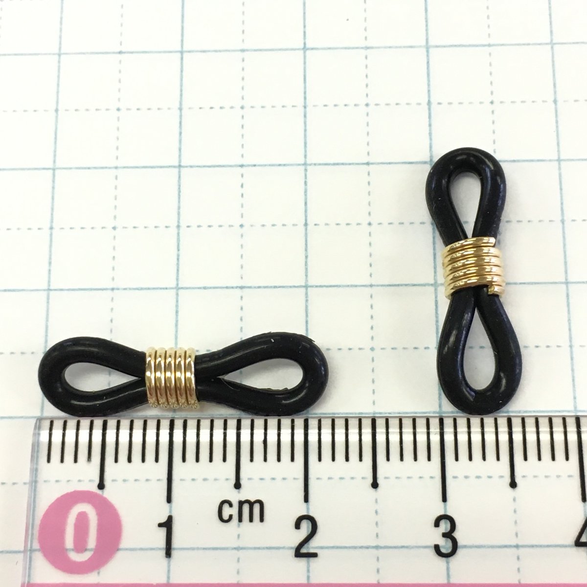 JusParts's tweet photo. 本日のおすすめ。

今回はメガネチェーン用黒ゴム／ゴールドです。

メガネに取り付けて使用するアイテムでチェーンを繋げます。

当店では
60個 330円
から販売しております。
お店はこちらから
https://t.co/j5h93ooBzT

#アクセサリーパーツ
#ハンドメイド https://t.co/vz4ftlU2kL
