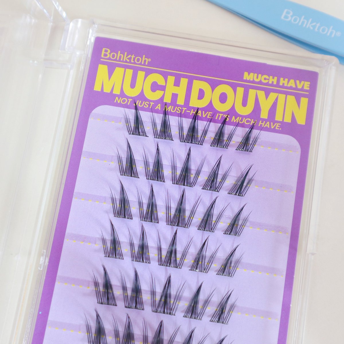 ซื้อต่อแน่แบรนด์บอกต่อทำขนตาจับช่อมีกาวในตัว ส่วนตัวเราว่าทำออกมาดีมากติดแล้วรู้สึกเบาไม่หนักตา ติดทนไม่มีหลุด หันมุมไหนขนตาก็เป๊ะ 💖 ราคาหลักร้อยไม่ถึง200บ.