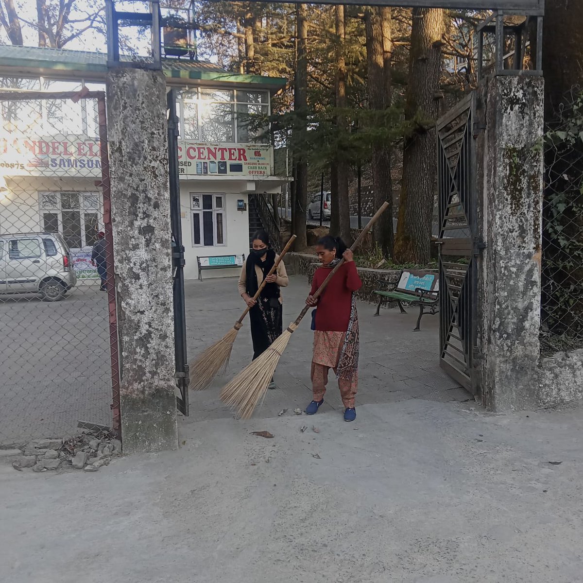 Shramdhaan held at  CB Dispensary Jutogh with active participation in sweeping and garbage collection.##SwachhataPakhwada #SwachhBharat
<a href="/SpokespersonMoD/">Ministry of Defence, Government of India</a>
<a href="/prodefencechan1/">prodefencechandigarh</a>
<a href="/RakshaSampada/">DGDE</a>
<a href="/adgcantts_dgde/">adgcantts-dgde</a>
<a href="/sonamley/">Sonam Yangdol IDES</a>
<a href="/pdde_wc/">PDDEWC</a>