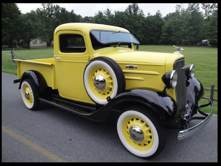 _Christina520's tweet photo. 1936 Chevrolet Model FB pickup truck

Do you know of any other cars that are equipped with a spare tire like this?🤔 https://t.co/xcaWBQuZ4J