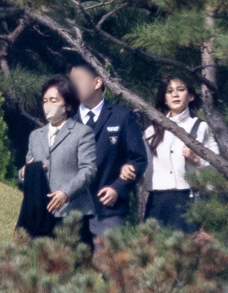 올해 강남 휘문고 전교 1등이 의대 안 가는 이유

의대 안가고 서울대 경영입학 
올해 수능 한 개 틀렸다고
그깟 1년에 10억 버는 의사 따위야