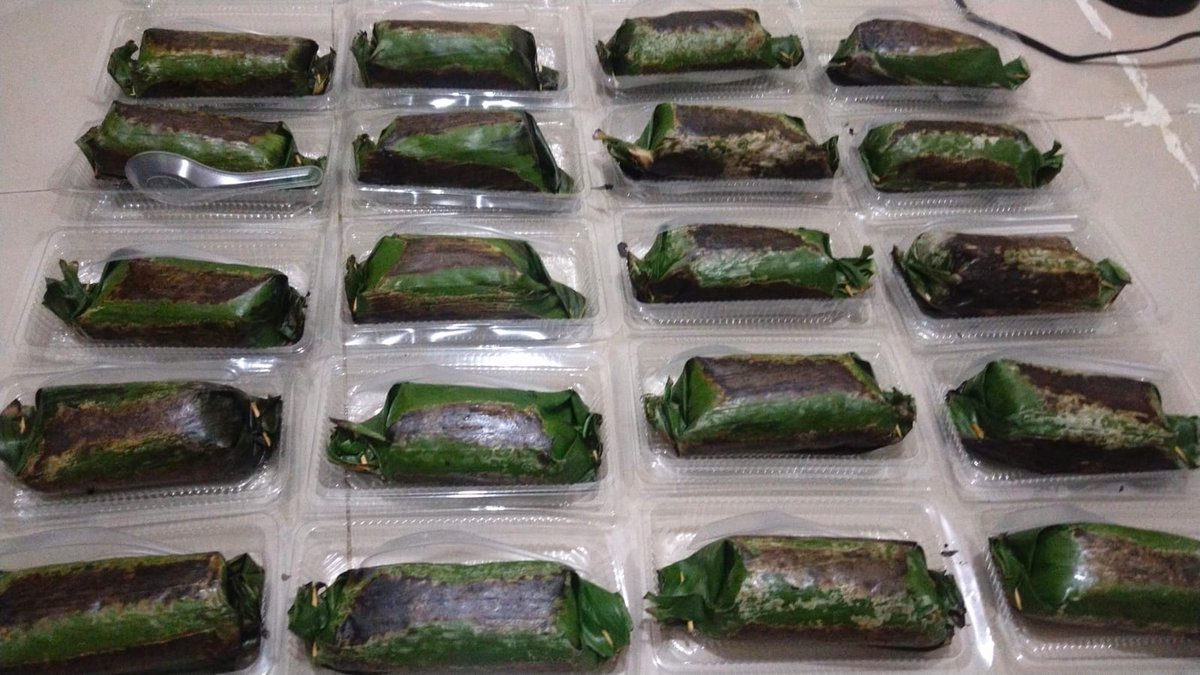 lesdeaux's tweet image. halo temen2, mamaku single mom, beliau ga kerja (krn susah cari pekerjaan, rata2 minimal usia 30, mama 56) dan msh harus menyekolahi adik aku &amp;amp; bayar kontrakan. mama buka usaha online di kontrakannya, dagang nasi katsu &amp;amp; nasi bakar harganya 17rb aja🤗 dr kmrn lagi sepi pembeli-