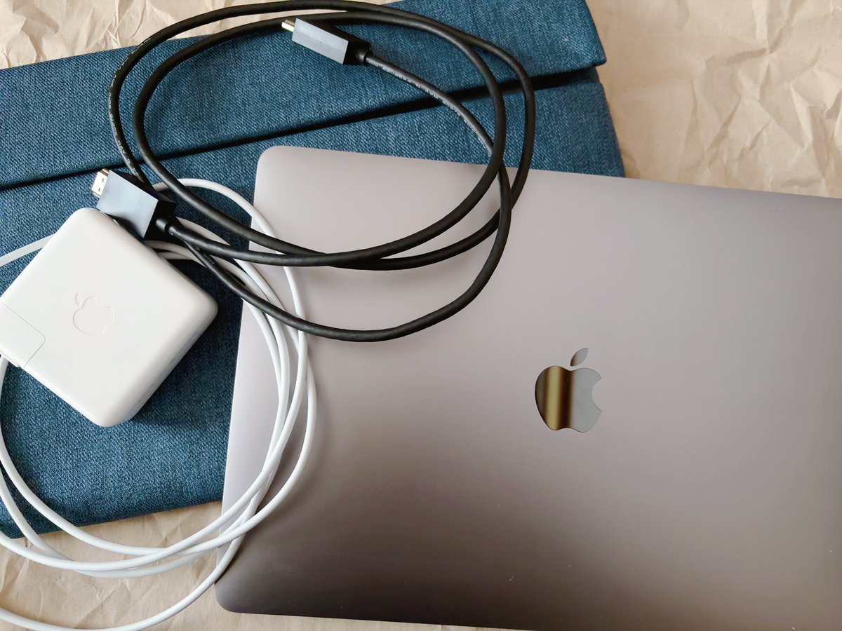 新しく挑戦したい出来事がありまして MacBook Proを知り合いから購入