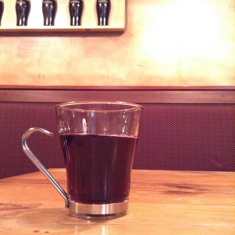 今日の新着は「自家製ホットワイン」、今日からお出しします。赤ワインとシナモン・クローブなどの香辛料を温めて作るホットカクテル。体がすごくあったまります。タラモア・毎年冬の大人気定番。もちろん自家製です。

急にがっちり冬っぽく🥶風邪ひかないよう、タラモアであったまってから帰ろうね！