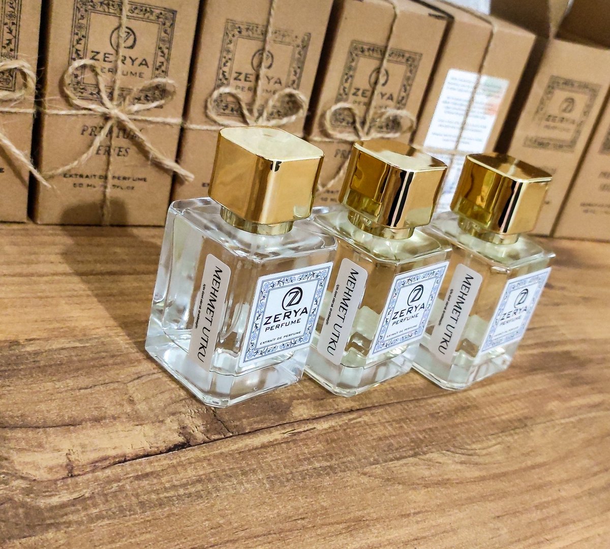 Günün ilk siparişi olan Mehmet Bey için hazırladığımız özel imza parfüm çalışması tamamlandı.
Her bir şişe özenle dolduruldu, paketlendi ve yola çıkmaya hazır. ✨
Zerya Perfume kalitesi, kişiye özel dokunuşla birleşince ortaya tam anlamıyla benzersiz bir koku deneyimi çıkıyor.