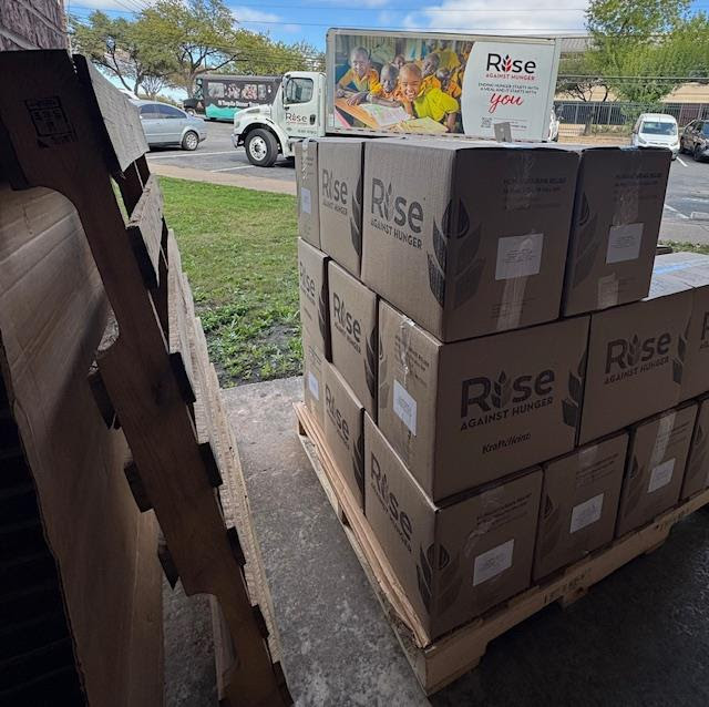 acrc's tweet image. 2 week-ends ago, Club's members started their Saturday by helping to pack 10,360 meals for the @riseagainsthunger event organized by the Rotary Club of Austin-NXNE. Way to go, team!💪
Join at the Clay Pit, 6 PM, to learn more!
#AustinCosmoRotary #1DistrictStrong
#PeopleOfAction