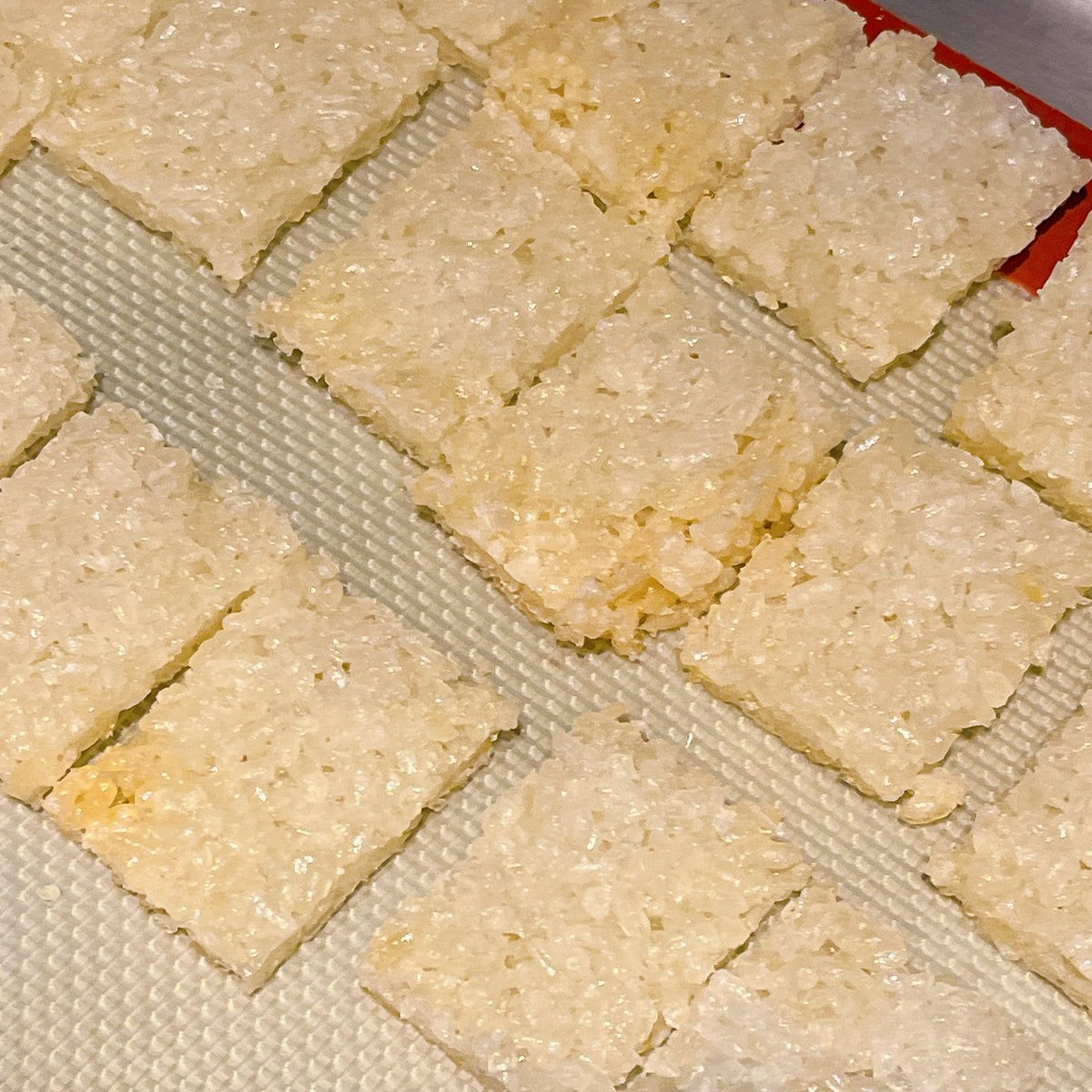 restakakiiro's tweet photo. 自家製おこげの仕込み。
このためだけにご飯を炊き、乾燥させて作ります。
市販品は製造過程で油を使っていたり、その油が酸化し���風味が落ちていることが多いですが、自家製ならその心配もありません。
お米本来の香ばしさがしっかり活きます。
#おこげ #自家製 #仕込み #中国料理 https://t.co/77VuIagJ6a