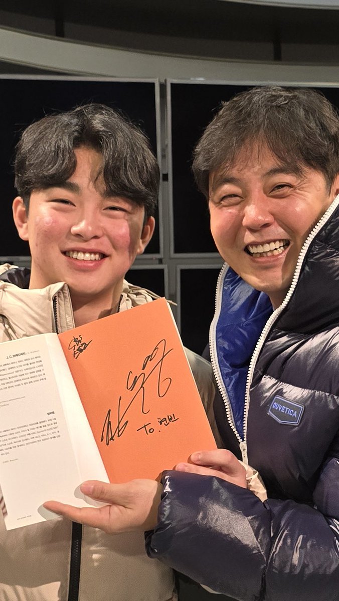 나 문현빈 선수에게 사인해 준 사람임.

오늘 제가 오프더야구 문현빈 선수 편 녹화를 했는데 독서 좋아하는 문현빈 선수에게 제가 15년 전에 번역했던 #괴짜야구경제학 선물했습니다.
선수에게 사인해 주고 행복사 직전의 표정 좀 보세요. 🤣🤣🤣