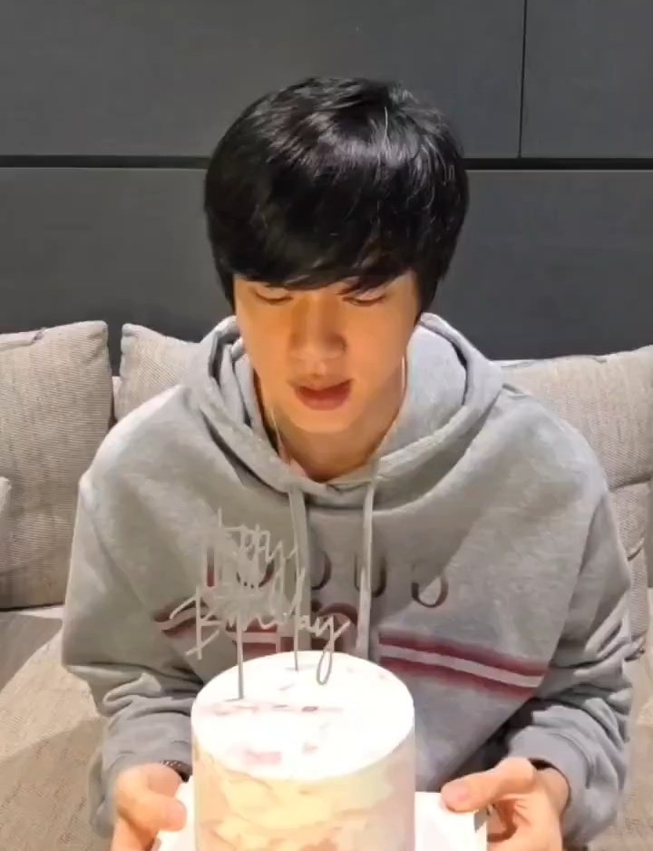 Bangtan7_Stream's tweet image. REPLY WITH &quot;HAPPY BIRTHDAY JIN 💜&quot; IF YOU WERE A PART OF JIN&apos;S BIRTHDAY LIVE!