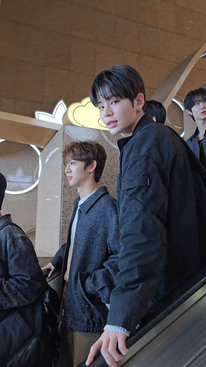 pulbbang2's tweet photo. 아팠다더니 다음날 이렇게나타나심 https://t.co/7T7TWN24tK