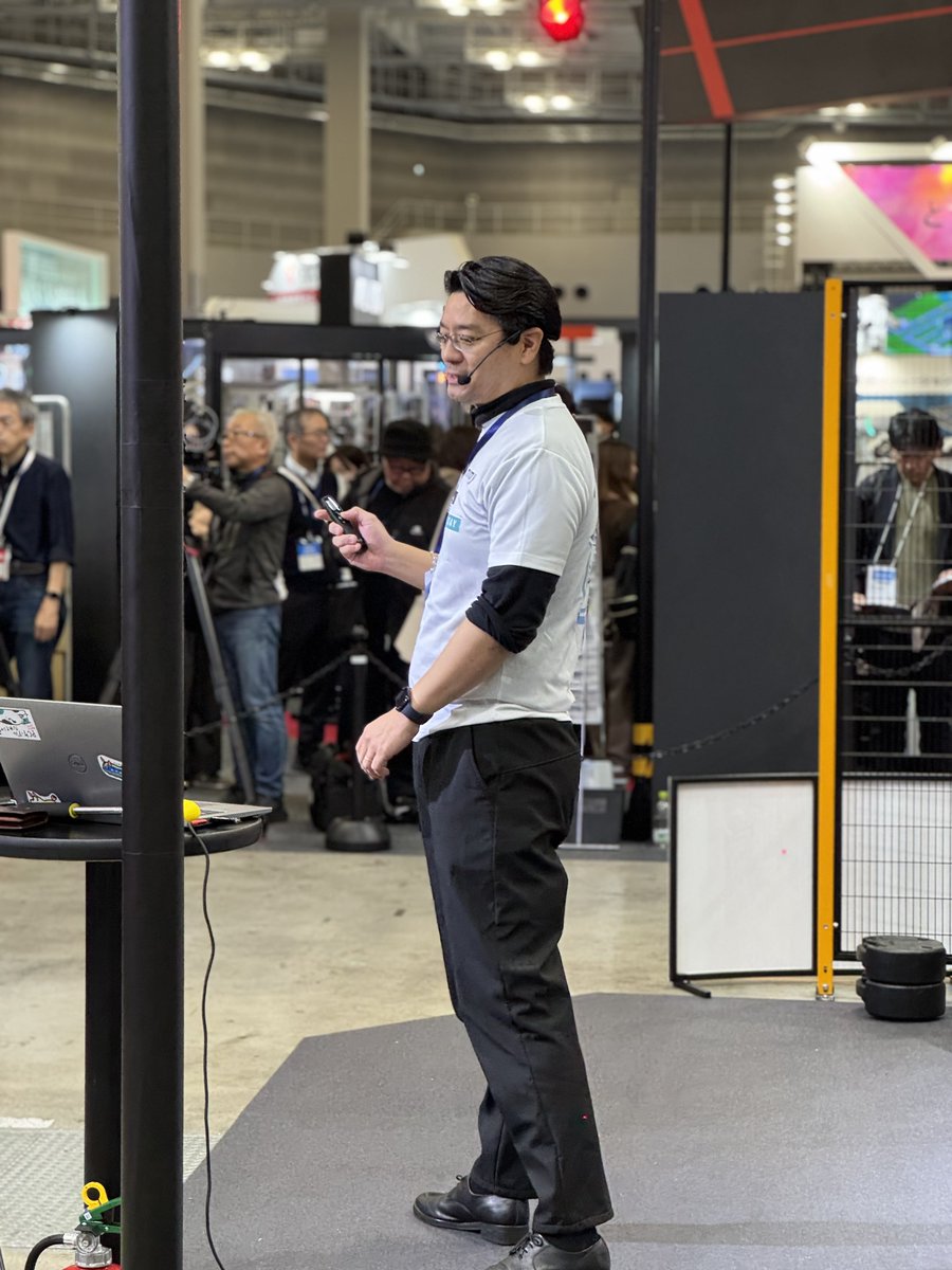 AutonomyEve's tweet photo. 【#国際ロボット展 2日目】
今日もプレゼンが始まるたびに多くの来場者が集まり、2日目もいい流れになっています！
参考展示では、自動連結機能・後方安全機能・幅寄せ機能など“eve autoならでは”の進化も紹介中。
明日も東7ホールでお待ちしています。
#eveautonomy #eveauto #AGV https://t.co/vSeYt90rSd