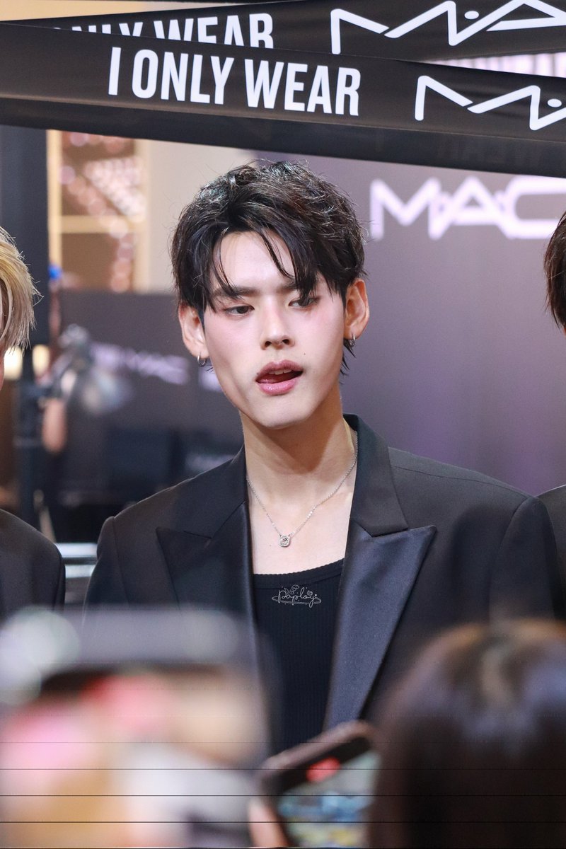 Paployyy_p's tweet photo. 02.12.25 | รู้ว่าหล่อแล้วทำใหญ่เลย
PERSES I ONLY WEAR MAC
#MACWithPERSES
#NAY_PERSES @naranvik
#PERSES #PERSES_TH
📸 : #PAPLOYPPL https://t.co/RRsl4DDn9X