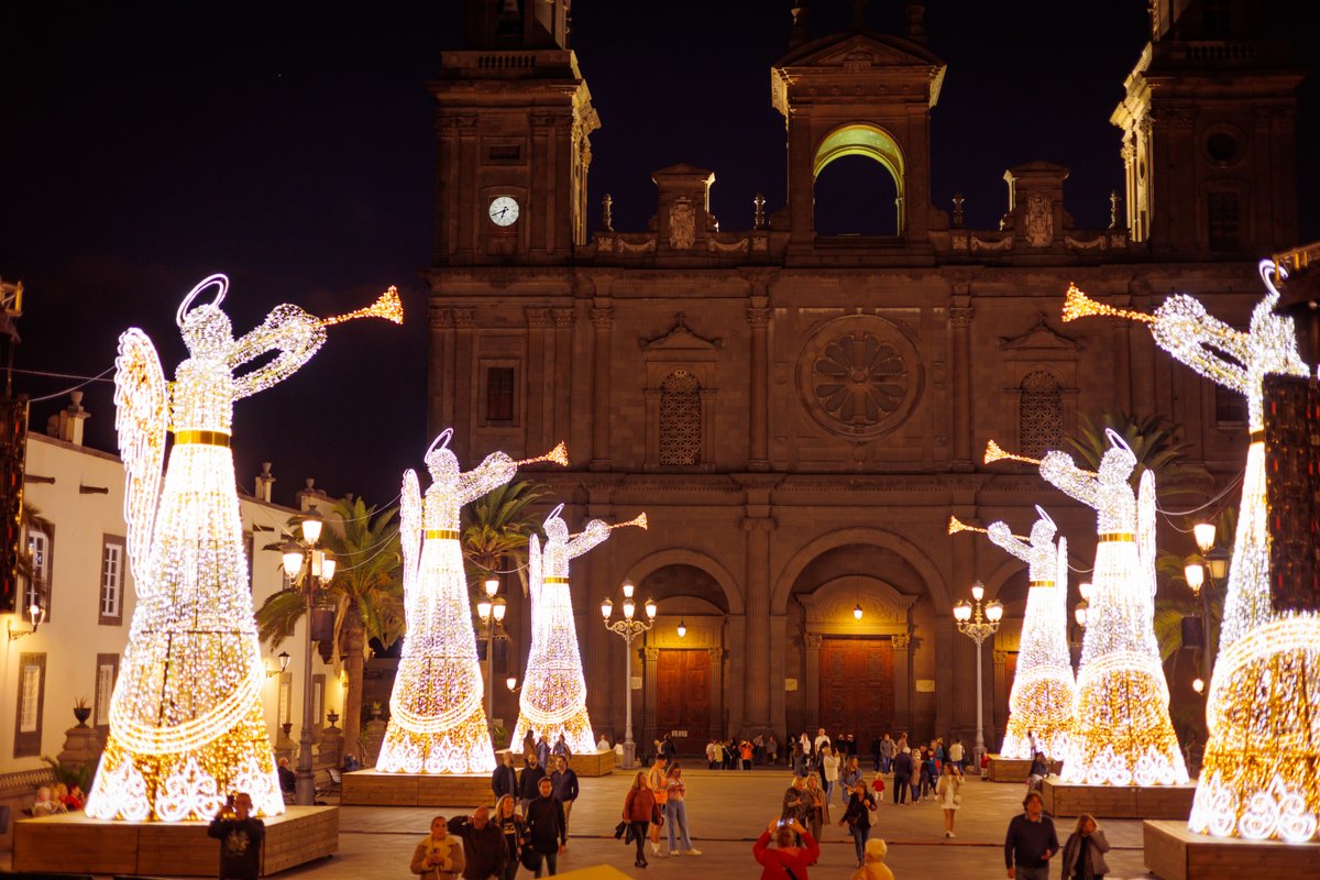 Spain celebrates Christmas with lights and markets in Madrid, Seville, Málaga, Vigo, and Córdoba 🎄 The Plaza Mayor in Madrid fills with stalls presenting nativity scenes, toys, and festive items, while in Las Palmas de Gran Canaria, surfers dressed as Santa Claus share the