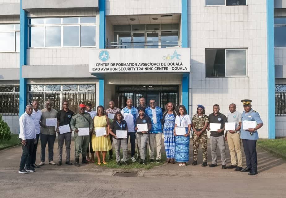 L'École de Formation de la #CCAA a organisé avec succès la première session de formation Sûreté Côté Ville, un module développé localement. L'objectif: maîtriser l'évaluation et la gestion des risques dans les zones publiques des aéroports. C'était du 17 au 21 nov. 2025 à Douala.
