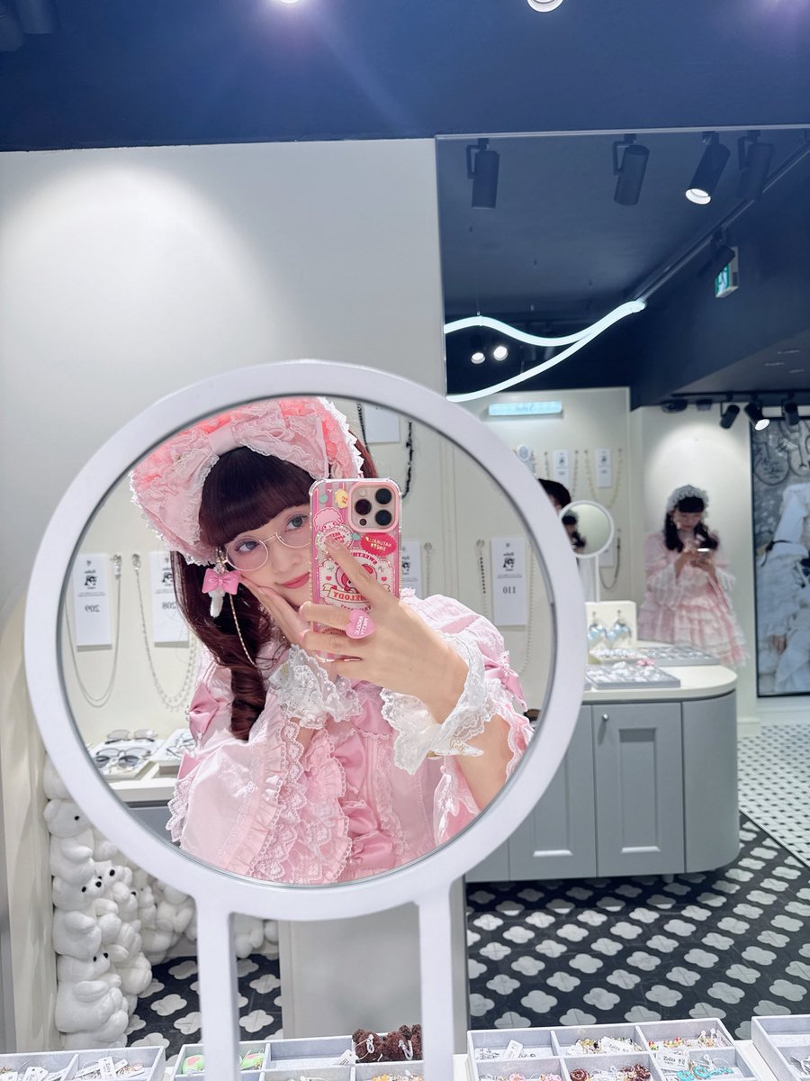 aokimisako's tweet photo. ゾリータの店舗可愛すぎる👓 https://t.co/z0Pi2g23un
