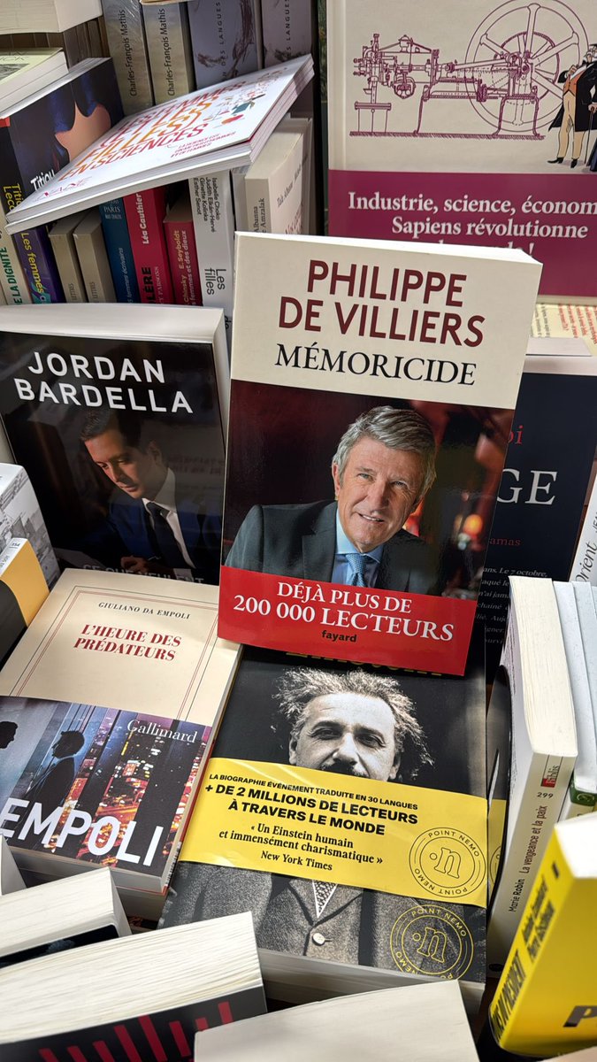 Il y a de plus en plus de bons livres à la librairie Parenthèses à Hong Kong 😁👍