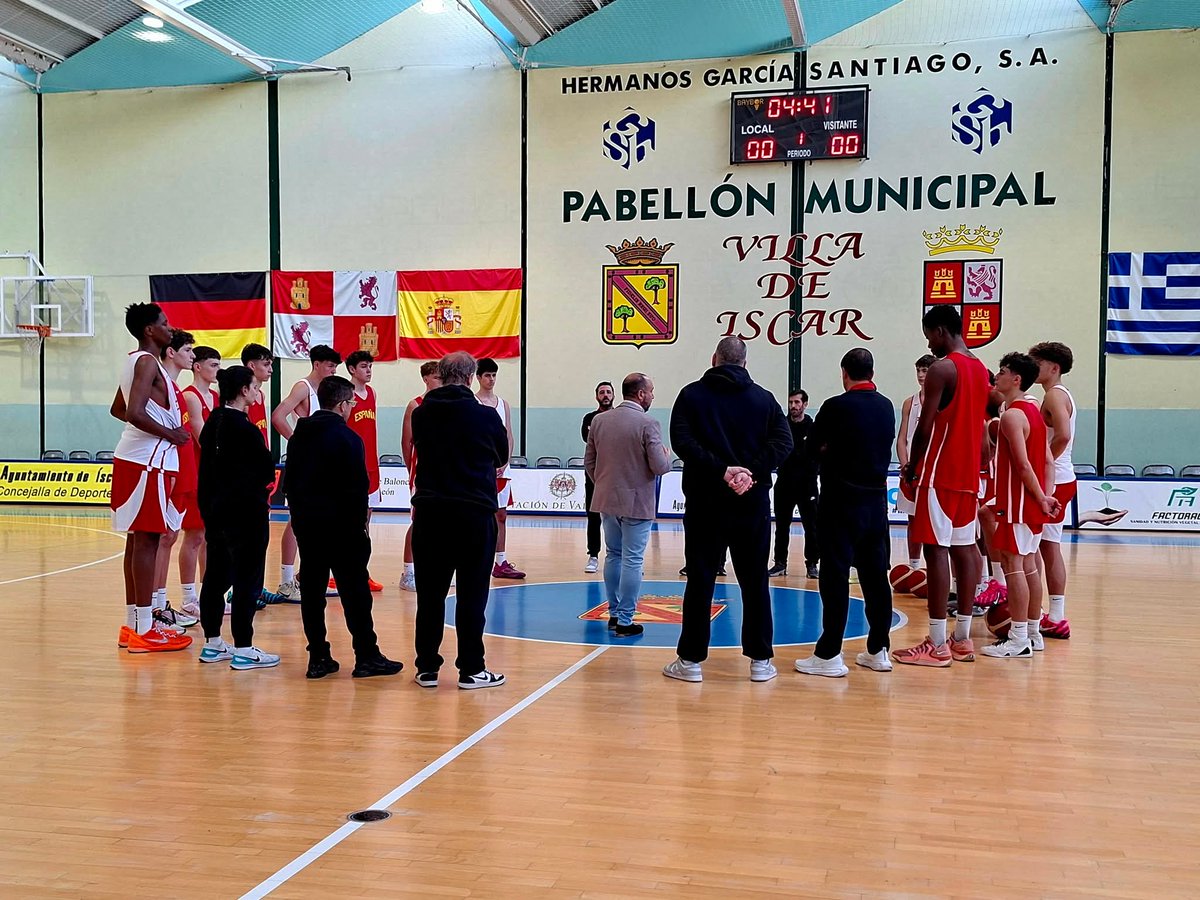 FBPA_asturias's tweet photo. ¡DÍA DE VISITAS EN LA CONCENTRACIÓN DE LA SELECCIÓN U16M! El Seleccionador Absoluto 🇪🇸, Chus Mateo, comparte experiencias con las promesas del baloncesto nacional, entre las que está nuestro representante Diego Torre, quien con sus compańeros se preparara para el Torneo de Íscar. https://t.co/fbVwBaTHw4