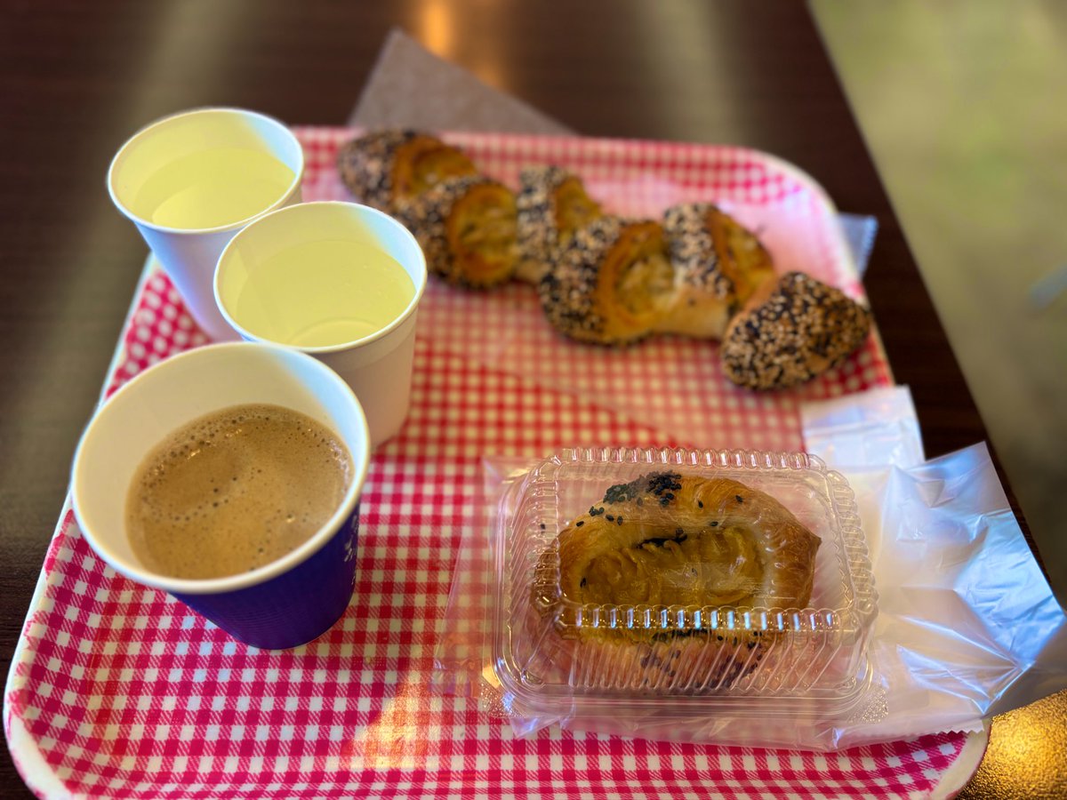 朝チラッと寄りました

懐かしいパン屋さん
思い出
高校の近く
パンは
スイートポテトパンを食べ
胡麻ごぼうパンは一切れ味見
持ち帰りました
コーヒーは
香りだけ😅
水を多めに💦

病院を寄り
色々仕事
休憩
さあ〜
もう一息