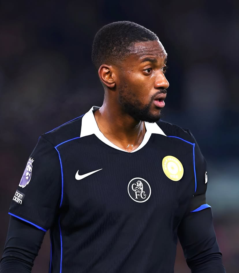 DoctourBrown's tweet image. Crazy thing is Tosin was good earlier and showed leadership. We all thought we got a top player from Fulham for free. What went wrong man, his girlfriend left him or what? 😭