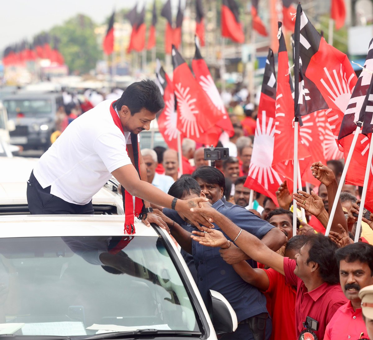 Udhaystalin's tweet photo. சிவகாசி மாநகராட்சி மேயர் சகோதரி சங்கீதா இன்பம் அவர்களின் இல்லத்திருமணவிழாவில் பங்கேற்பதற்காக விருதுநகர் மாவட்டத்துக்கு இன்று வருகை தந்த போது, விருதுநகரில் உற்சாக வரவேற்பளித்த கழக நிர்வாகிகள் - உடன் பிறப்புகள் - இளைஞரணியினர் - தொ.மு.ச தோழர்கள் அனைவருக்கும் என் அன்பும், நன்றியும். @KKSSRR_DMK @TThenarasu @GprMadurai