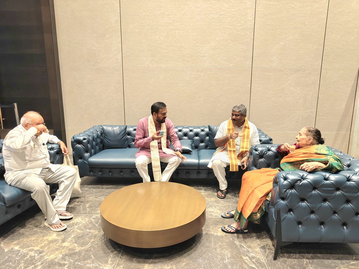 BJPMadhukarAP's tweet photo. విజయవాడలో జరిగిన జ్యేష్ఠ కార్యకర్తల సమావేశంలో ఇద్దరు గొప్ప వ్యక్తులు తమ వయస్సు లెక్కచేయకుండా అందరిని కలుసుకోవచ్చు అని, కార్యక్రమంకు రావడం అనేకమందికి కార్యకర్తలకు ప్ర���రణ.
◆శ్రీమతి జూపూడి హైమవతి(92సం.లు) గారు :- వీరు గుంటూరు జిల్లా వాస్తవ్యులు.వీరి భర్త జూపూడి యజ్ఞనారాయణ గారు,ఎమ్మెల్సీ చేశారు.హైమవతి గారు 1965 సం.లో విజయవాడలో జరిగిన జనసంఘ్ జాతీయ మహాసభల్లో పాల్గొన్నారు.1981లో కార్పొరేటర్ కూడా గెలిచారు.జనసంఘ్ లో ఆంధ్రప్రదేశ్ మొదటి మహిళ విభాగం అధ్యక్షురాలు.
◆శ్రీమతి డొగిపర్తి ఝాన్సీ గారు(86సం.లు)- వీరు విజయవాడ వాస్తవ్యులు.వీరు భర్త శ్రీనివాస్ గారు విజయవా�� నగర అధ్యక్షులుగా చేశారు.ఝాన్సీ గారు 1981,86,91 లో కార్పోరేటర్ గా పనిచేశారు.