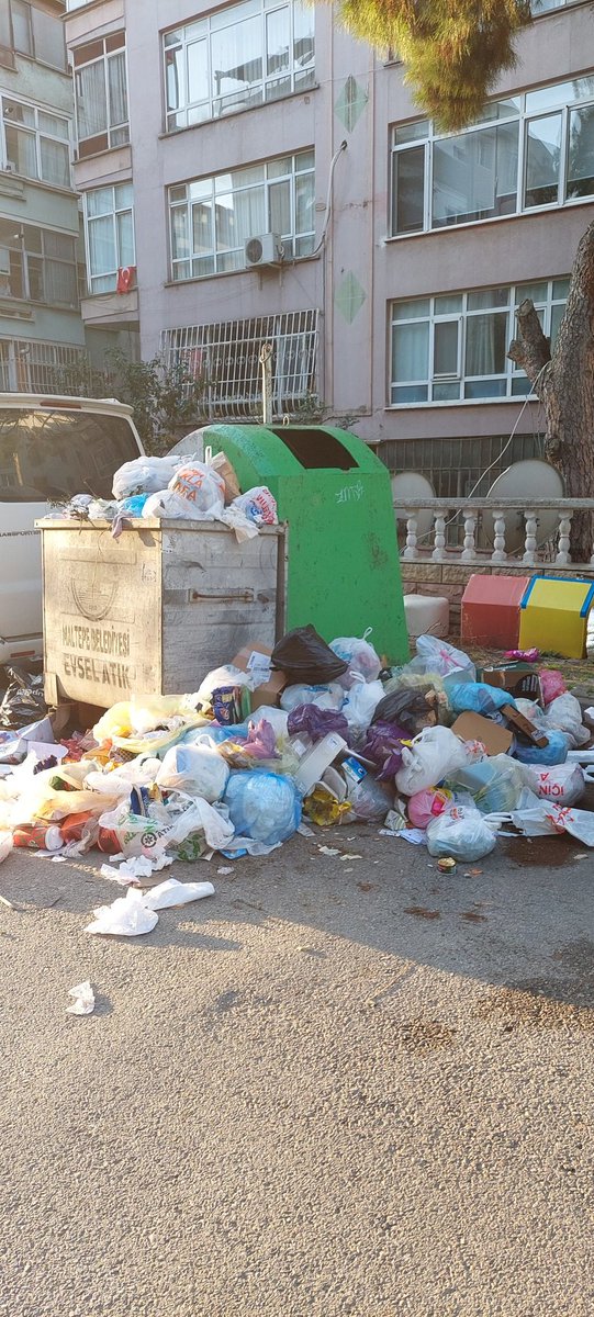 Çöpleri toplamaktan aciz bir belediye! #çöp #belediye