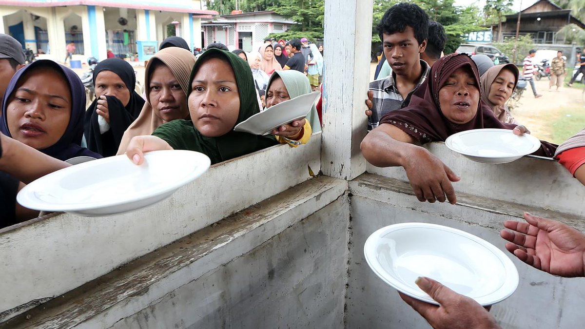 CNNIndonesia's tweet photo. Pengungsi korban banjir di Kabupaten Bireuen dan Aceh Tamiang mulai kekurangan makanan dan obat-obatan. Baik anak-anak maupun orang dewasa mulai terserang penyakit gatal-gatal, flu, demam, dan batuk. Rabu (3/12).

(📸 oleh ANTARA)
#cnnindonesia https://t.co/eu2c0nNJ21