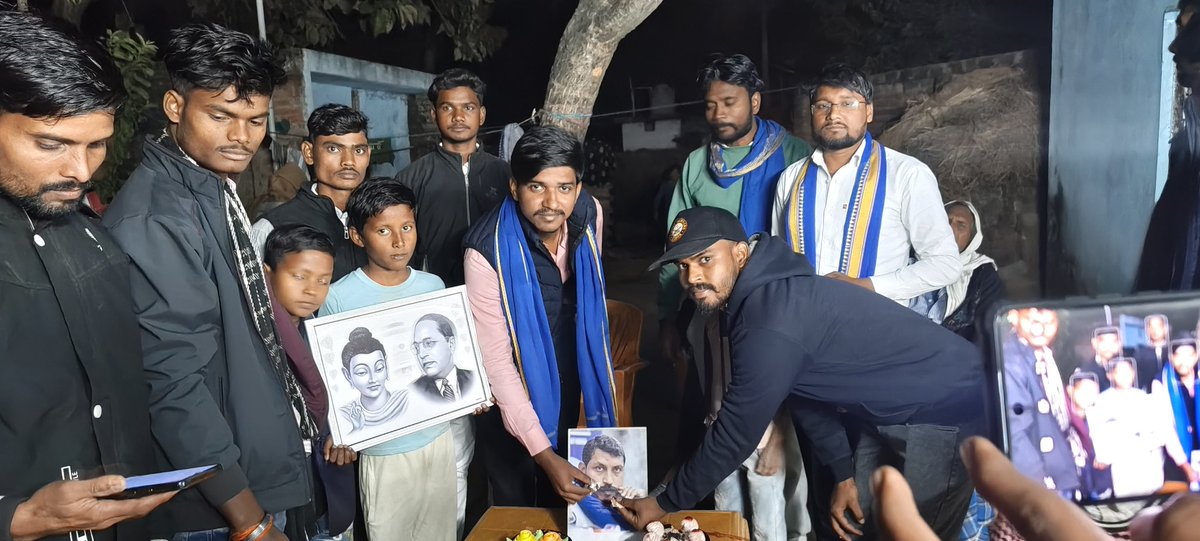 आजाद समाज पार्टी के राष्ट्रीय अध्यक्ष नगीना लोकसभा से सांसद माननीय चंद्रशेखर आजाद जी के जन्म दिवस के अवसर पर प्रयागराज के करछना  में बड़े ही हर्षौल्लास के साथ बर्थडे केक काटकर  मा० सांसद जी का जन्म दिवस मनाया गया । हम सब प्रकृति से आपके दीर्घायु व खुशहाल जीवन की कामना करते है