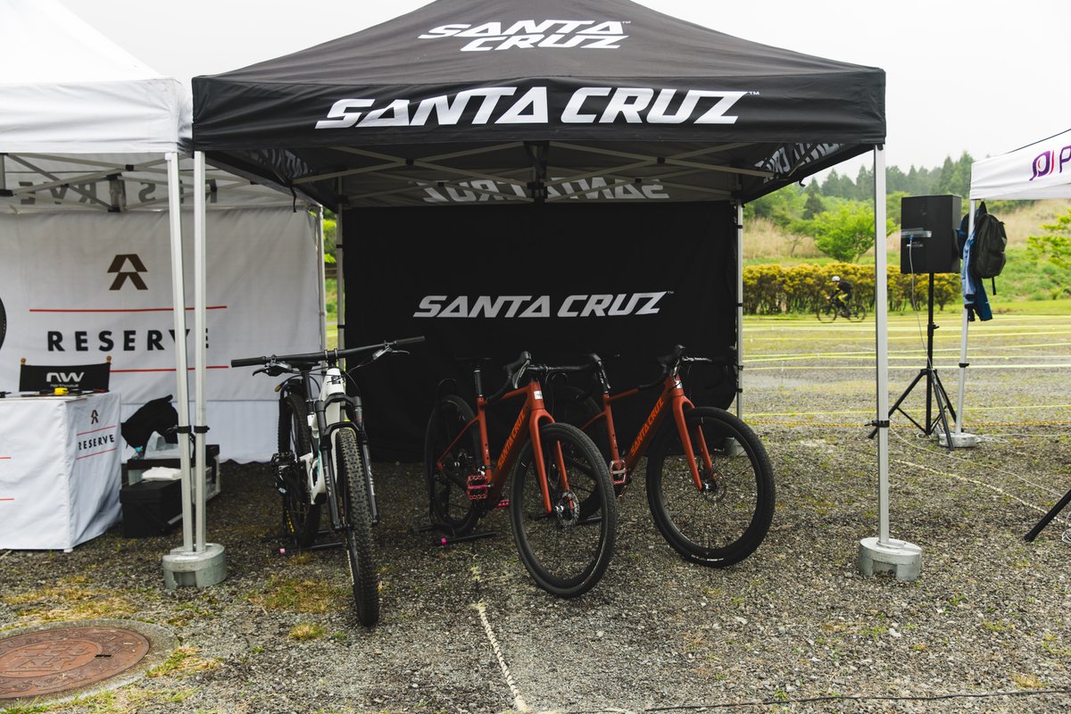 【出展者様紹介】

今回、20km地点にある第一エイドでは
Santa Cruz、Reserveなどを展開する
「ウィンクレル株式会社」様がお待ちしております。

マウンテンバイクなどの展示と共にライスピュレの配布も！
補給片手に、商品について気になることがあればお話聞いてみてください！