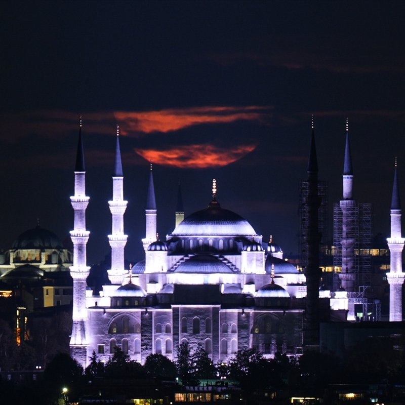 İstanbul'da dolunay sabah saatlerinde Sultanahmet Camisi ile birlikte görüntülendi.