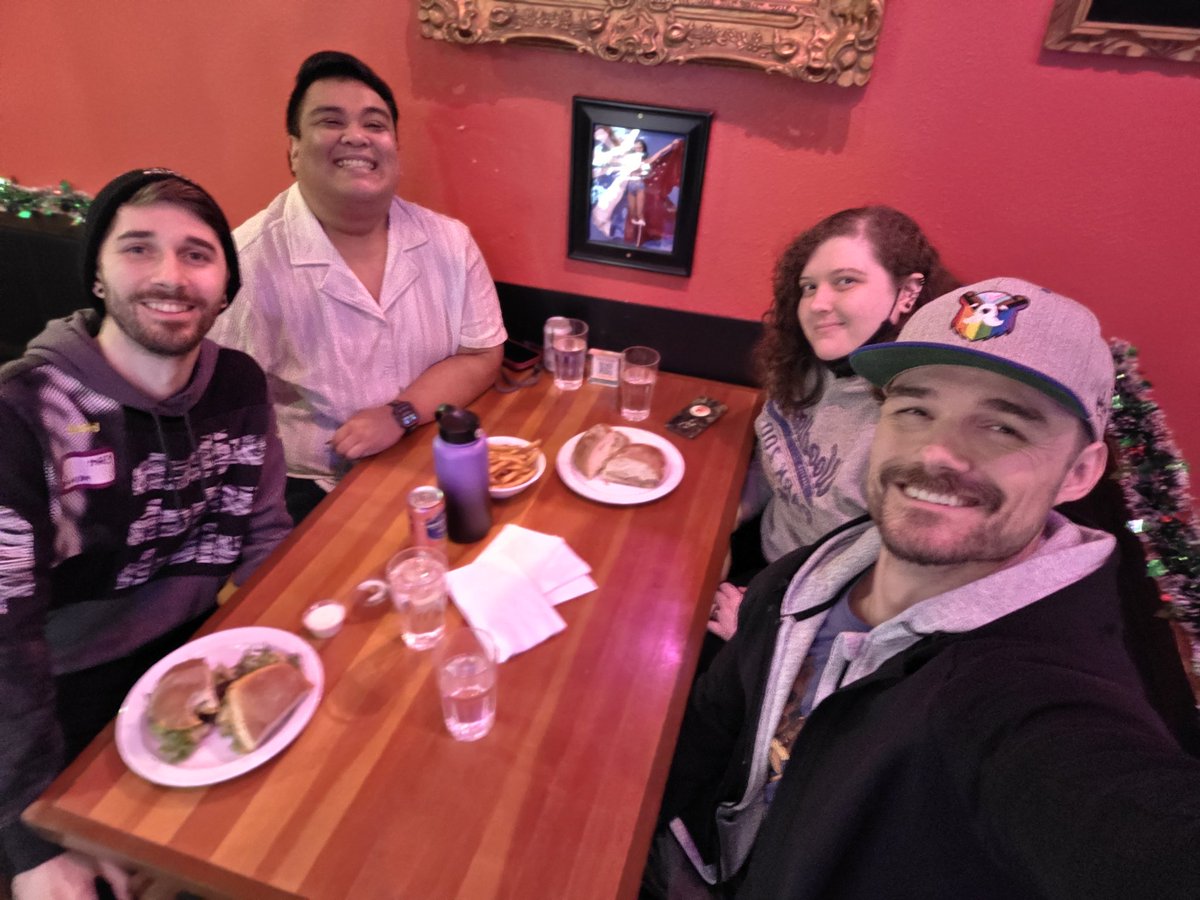Hazlanz0's tweet photo. Hanging out with the cuties 💕 https://t.co/asNQzVik3U