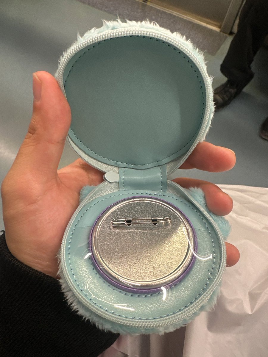 衣装展 缶バッジコインケースは逆にカバンにつけられる仕様になってた！ 小窓から覗く推しは可愛いね #KAWAIICLOSET #カワラボ衣装展