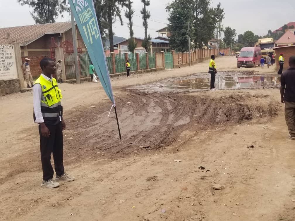 1/2 Ejo kuwa 3/12/2025 Youth Volunteer #Muhoza  Sector
Aho twahawe ikiganiro n' umuyobozi w' ikigo Cyurubyiruko mu karere ka musanze Aimable Rwigamba yatuganije kungamba zafatiwe munama yateranye 2/12/2025 yahuje Hon. minister w' Urubyiruko n' iterambere ry' abahanzi,