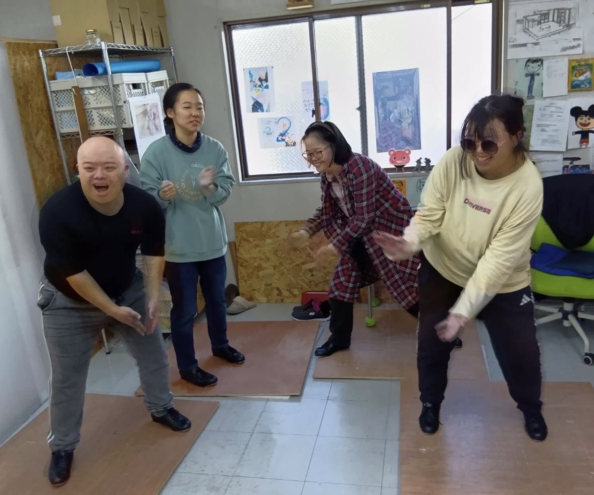 moontapdance's tweet photo. 就労支援作業所ほのぼのサンでの今年最後のレッスンでした。
ここでのタップレッスンも年が明けると3年になります。
皆とも随分仲良くなれた感😊
ラストは若者チームがお気に入りナンバーを踊るのが恒例です。
来年はお披露目できる機会があるといいなー😌 https://t.co/6vRMRPwrG1