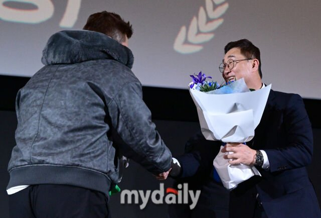 아 맞네 이제 삼성 소속으로 상받는구나
와 하루 지낫는데도 아직도 구라같음