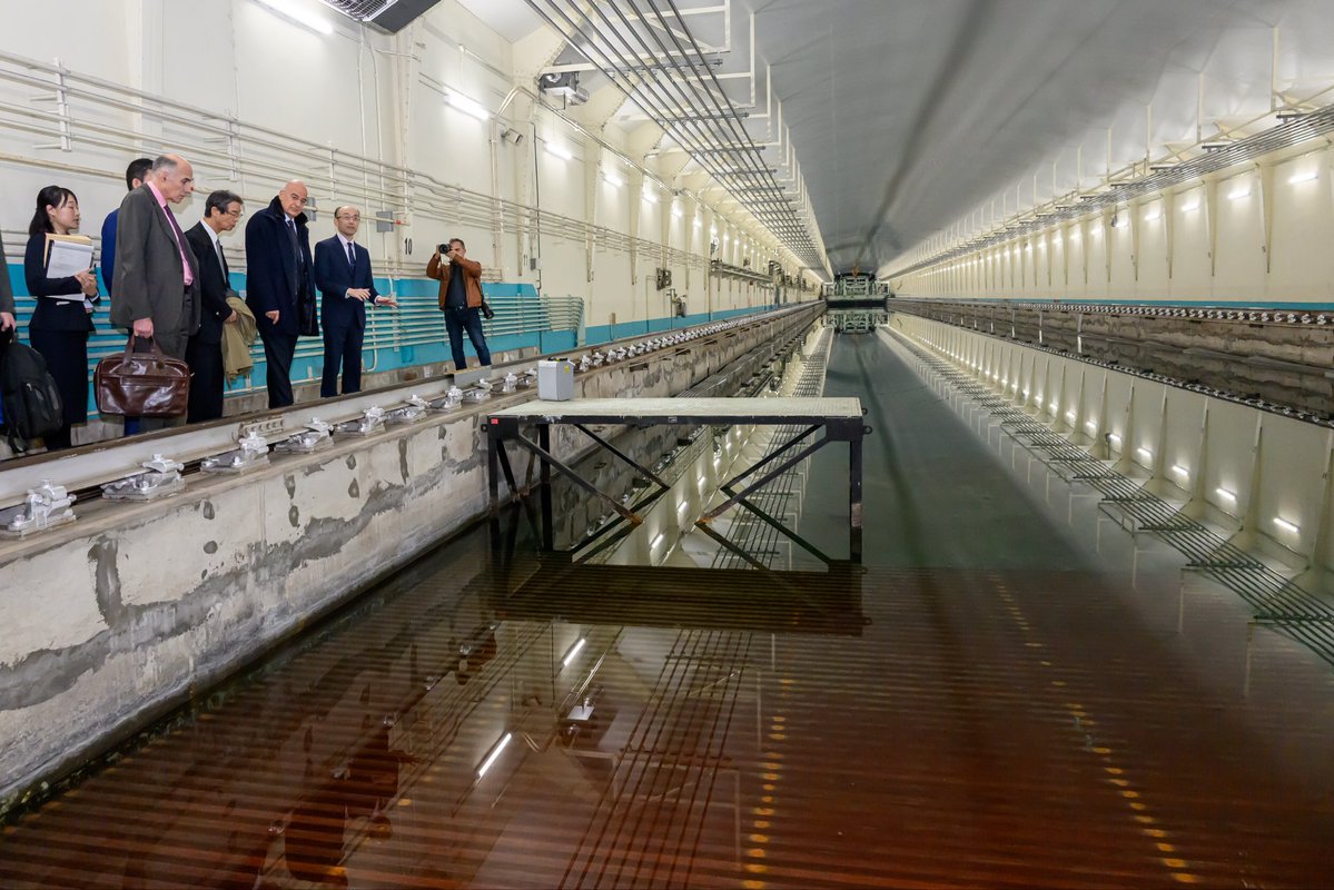 ModJapan_jp's tweet image. 12月3日、デンディアス・ギリシャ国防大臣は、吉田防衛大臣政務官とともに、東京都に所在する防衛イノベーション科学技術研究所💡(渋谷区)と艦艇装備研究所🚢(目黒区)を訪問し、研究所の概要について説明を受けるとともに、試験評価施設などの視察をしました🇯🇵🤝🇬🇷
#研究開発