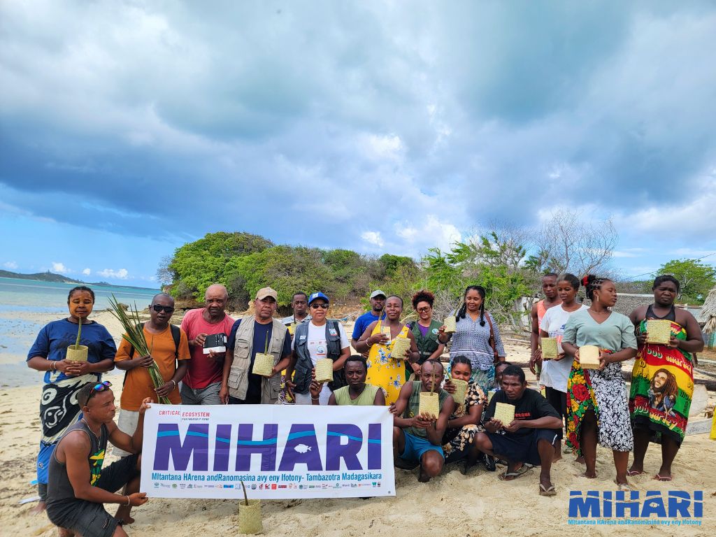 LMMAMada's tweet image. Supported by @LMMAMada , LMMA Mahavelogno launches a #mangrove nursery project using #biodegradable pots in Antaravy–Antsiranana II, on 29 november. This nature-based solution helps reduce plastic #Pollution in marine and coastal areas #biodiversityawareness #environment #team261