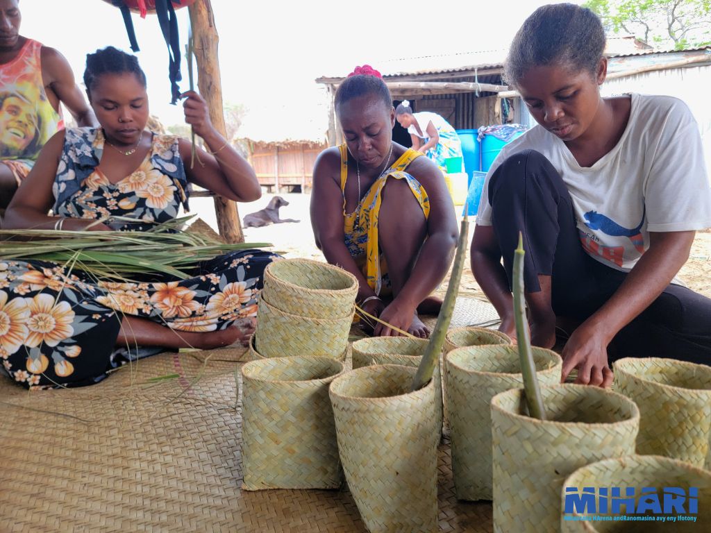 LMMAMada's tweet image. Supported by @LMMAMada , LMMA Mahavelogno launches a #mangrove nursery project using #biodegradable pots in Antaravy–Antsiranana II, on 29 november. This nature-based solution helps reduce plastic #Pollution in marine and coastal areas #biodiversityawareness #environment #team261