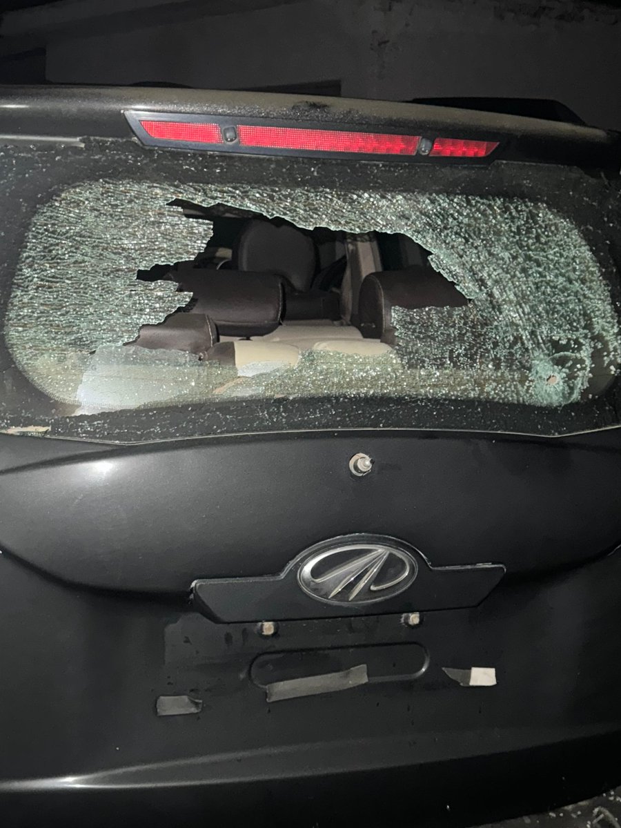 amitpandaynews's tweet image. #BREAKING

तरन तारन पुलिस की नशा तस्करों के खिलाफ बड़ी कार्यवाही 

पंजाब पुलिस और नशा तस्करों के बीच हुई मुठभेड़ 

वैरोवाल में नाकेबंदी के दौरान बिना नंबर की एक्स-यूवी में घूम रहे तस्करों ने पुलिस के रोके जाने पर गाड़ी भगाई 

पुलिस ने पीछा कर तस्करों को किया काबू 

तस्करों की…