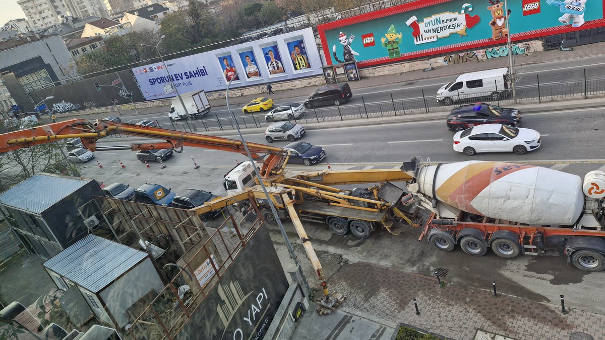 sabah sabah işe geliyorsunuz, muayeneye kontrole gelecek kanser hastası var, gebe var; bir bakıyorsunuz yandaki inşaat apartmanınızın giriş çıkışını kafasına göre kapatmış ve günlerce sürecek bir "keyfine"  durum oluşturmuş. 
oysa aynı kamyon yerleşimi kendi inşaatının önünde