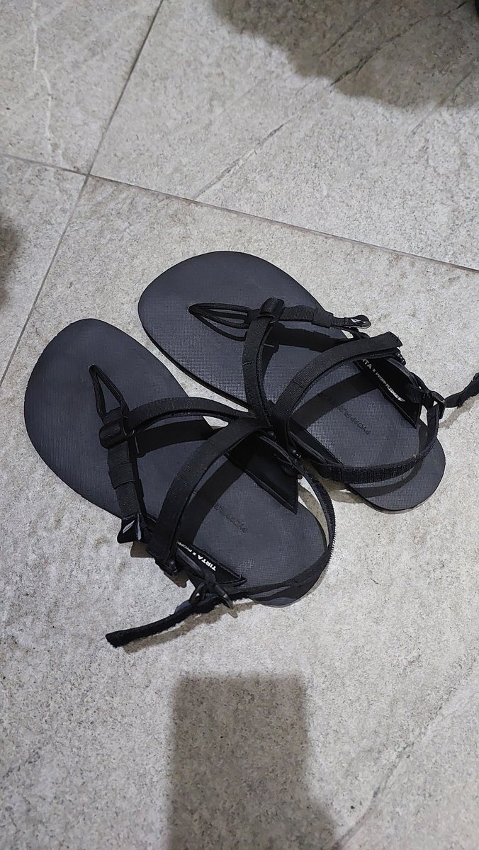 Baltonara's tweet image. Kenapa aku baru kenal sendal barefoot kek gini ? Nyaman banget, bye dah crocs sol tebal