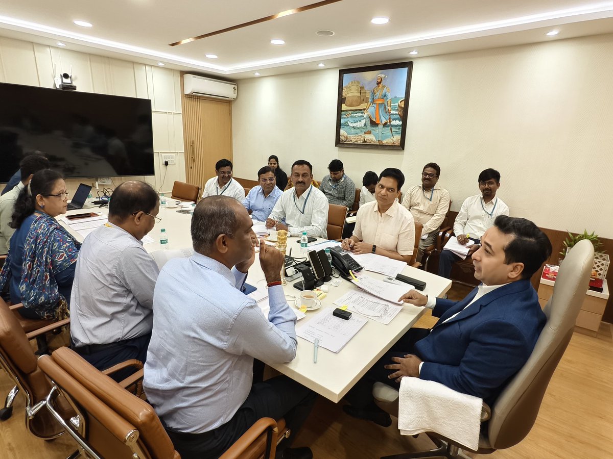 NiteshNRane's tweet photo. 📍०४ डिसेंबर २०२५ | मंत्रालय, मुंबई 

भूजलाशयीन/ सागरी/निमखारे पाणी मत्स्यव्यवसायकरिता नव्याने प्रस्तावित १७ जिल्हास्तरीय योजनांना प्रशासकीय मान्यता देण्याच्या अनुषंगाने तसेच मत्स्यव्यवसाय विभागातर्फे खरेदी करण्यात येत असलेल्या पाच गस्ती नौकेच्या प्रलंबित विषयाबाबत आज मंत्रालयात आढावा बैठक पार पडली. मत्स्यव्यवसाय खात्यासंदर्भात असलेले संबंधित विषय लवकरात लवकर मार्गी लावण्यासाठी उपाययोजना करण्याचे निर्देश यावेळी अधिकाऱ्यांना दिले. 

या बैठकीस पदूमचे सचिव एन.रामास्वामी, मत्स्यआयुक्त किशोर तावडे यांसह संबंधित अधिकारी उपस्थित होते.
@CMOMaharashtra @Dev_Fadnavis  @fisheriesgom