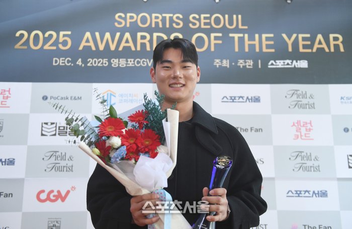 NC 김주원, MIP상 수상 [올해의 상] naver.me/5tfzi0pP

NC 김주원이 4일 서울 영등포 타임스퀘어 CGV 영등포 스크린X관에서 열린 ‘제39회 스포츠서울 올해의 상’에서 올해의 MIP상을 수상한 후 포즈를 취하고 있다.