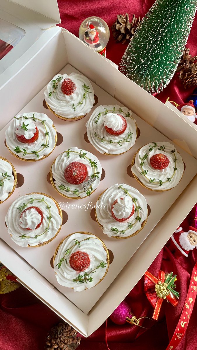 irenepl1_'s tweet photo. Christmas Hampers 🎄

🍓 Strawberry filling Nutella Cupcakes 🧁 https://t.co/HcVUHzmsn8