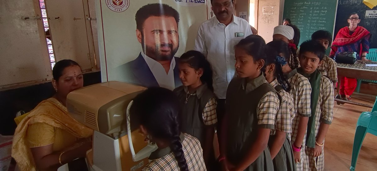 SSBF_Official's tweet photo. #Sanasathishbabufoundation - ఏలూరు టీం ఆధ్వర్యంలో వైయస్ఆర్ కాలనీలోని మండల పరిషత్ ప్రాథమిక పాఠశాలలో చిన్నారి నేత్రాలు–సంరక్షణ కార్యక్రమం నిర్వహించారు. విద్యార్థులకు ఉచిత కంటి పరీక్షలు చేసి, అవసరమైన సలహాలు అందించారు.
@sanasathishbabu @naralokesh @TDP #Eluru https://t.co/JHpLnuBCvn