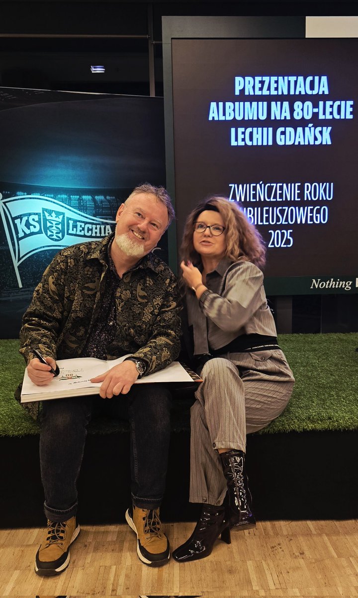 MirSolarek's tweet photo. Wczoraj na @PolsatPlusArena odbyła  sie wyjątkowa prezentacja wyjątkowego albumu na 80-lecie klubu @LechiaGdanskSA @TYLKOLG
@LwyPolnocy
@DarioGdansk
@GdanskStrefa
@gdansk @MirSolarek 
wkrótce material 🎥 z tego wydarzenia ⚪️🟢 https://t.co/eDTZPLkmdD